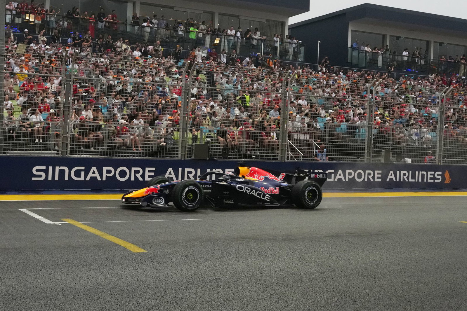 Max Verstappen gewinnt den Sprint in Singapur.