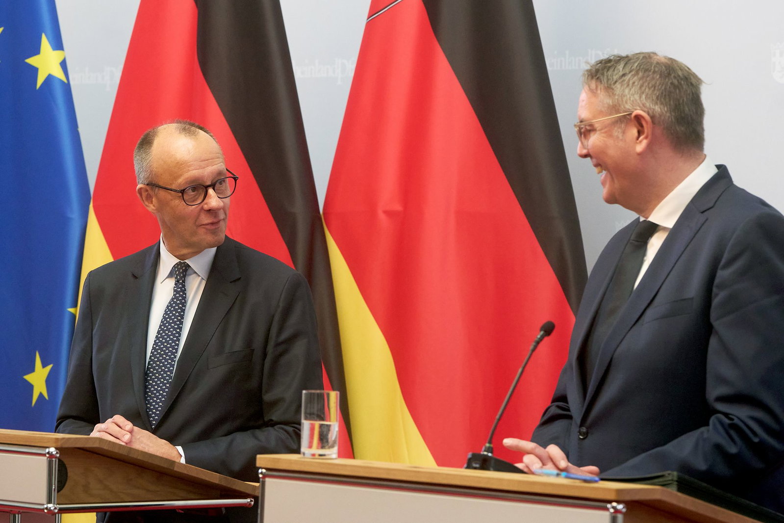 Alexander Schweitzer (rechts) tritt als Arbeitsminister in das Kabinett von Bundeskanzler Friedrich Merz (CDU) ein. (Archivbild)