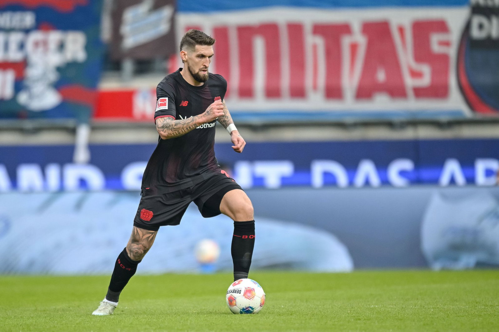Bayer-Trainer Carles Martínez rechnet damit, dass Robert Andrich nach der Geburt seines dritten Kindes am Sonntag gegen Hoffenheim wieder bereitsteht. (Archivbild) 