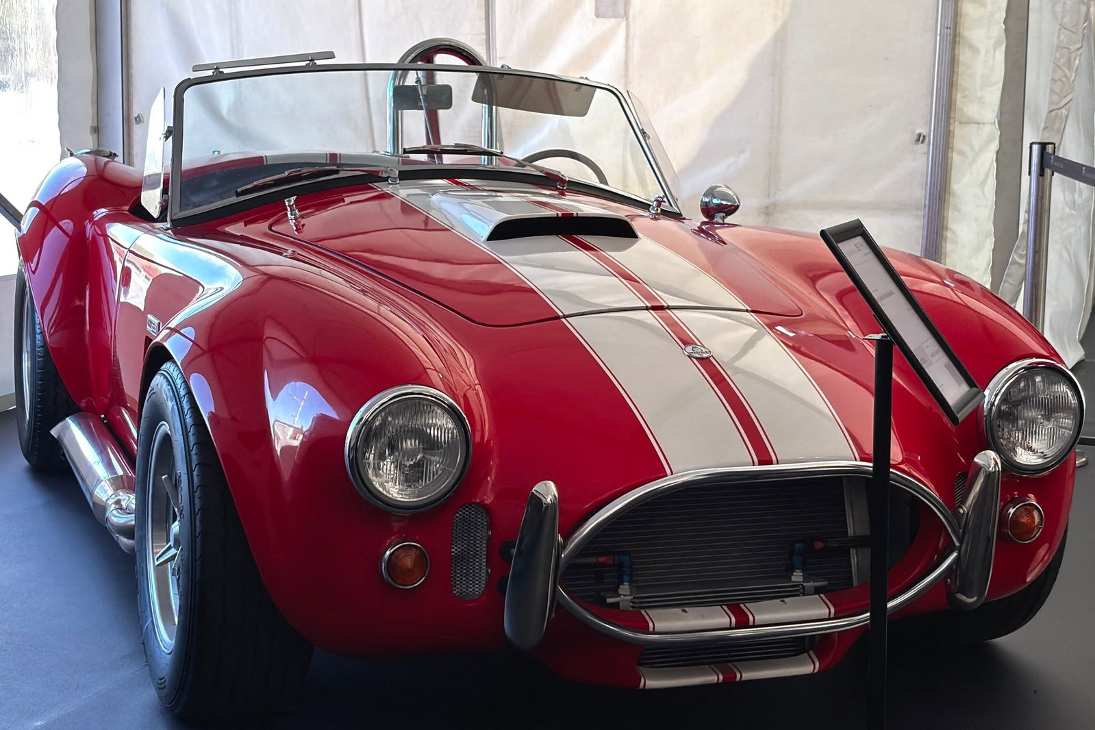 Bei diesem Wagen handelt es sich um einen Nachbau eines Shelby Cobras aus dem Jahr 2005 aus den USA.