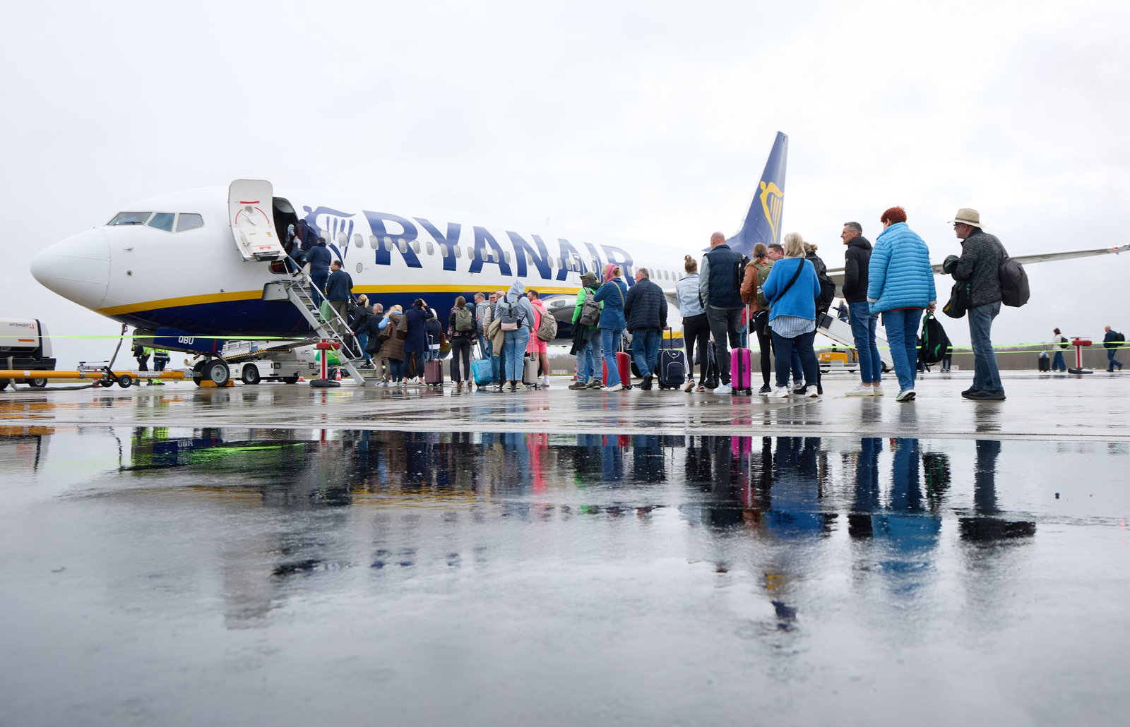 Auf teure Fluggastbrücken - sogenannte Gangways - verzichtet Ryanair. Passagiere müssen oft zu Fuß über das Vorfeld zur eigenen Bordtreppe laufen. (Archivbild)