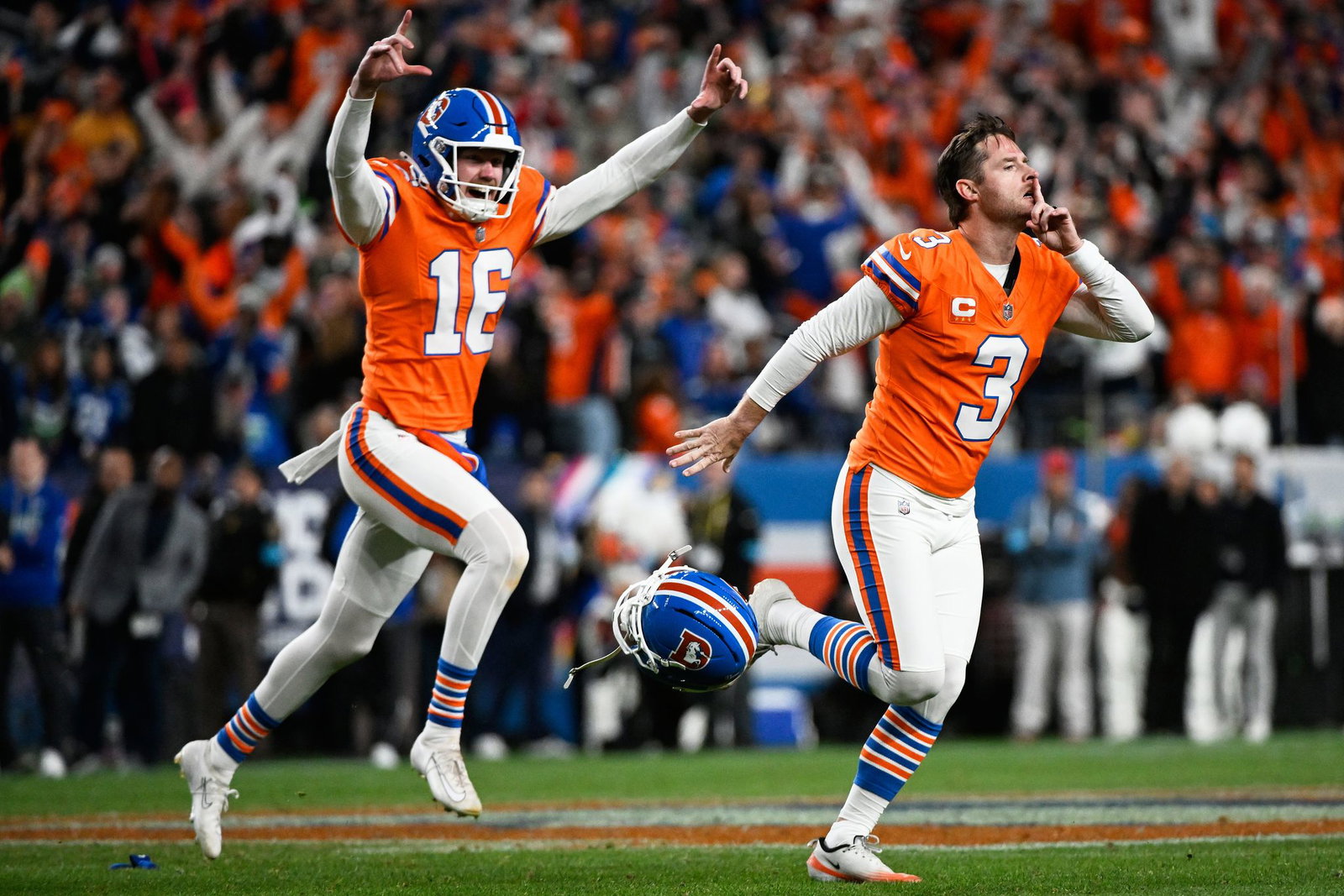 Kicker Wil Lutz (r) erzielte für die Denver Broncos das entscheidende Field Goal in der Overtime.