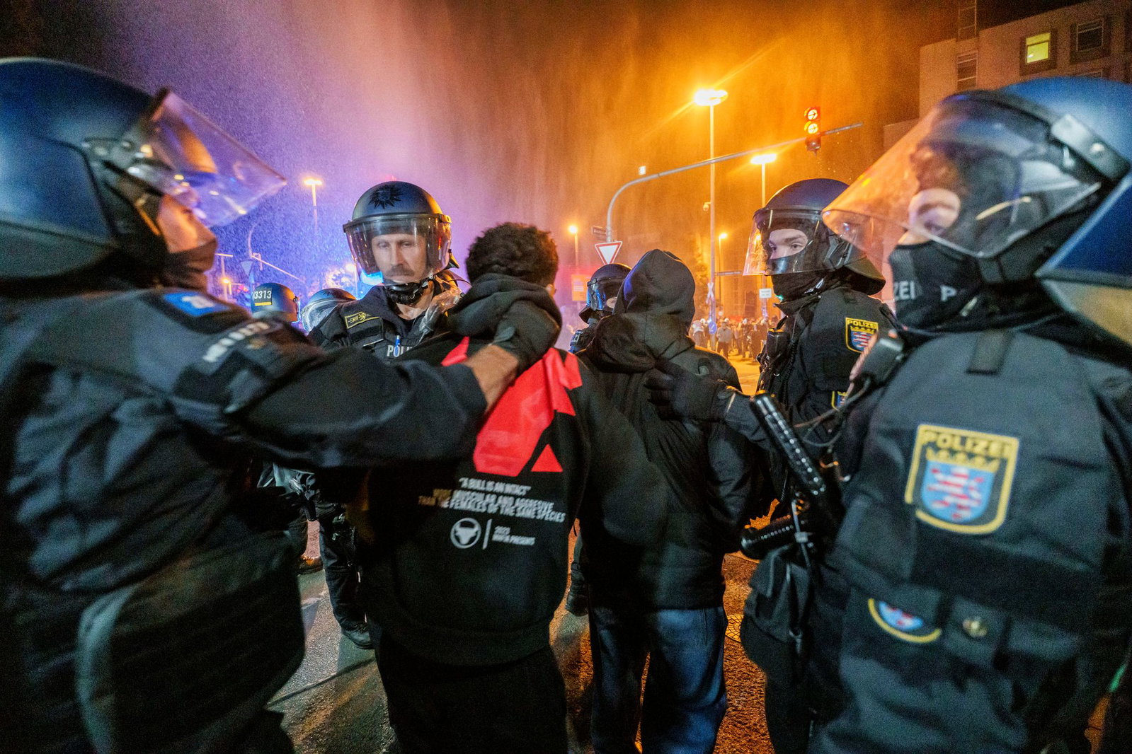 Nach friedlichen Protesten kommt zu Ausschreitungen. In Frankfurt werden Polizisten verletzt. 