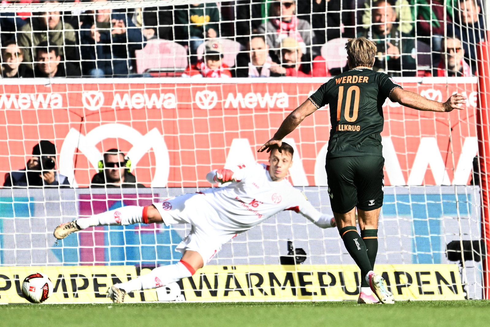 Verwandelte zwei Elfmeter: Werder-Stürmer Niclas Füllkrug.