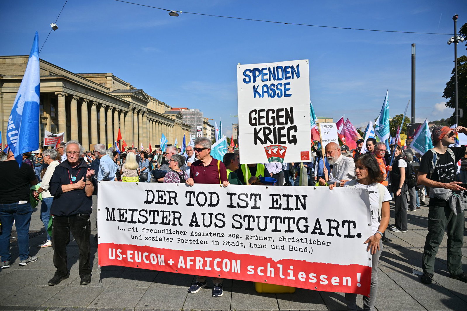 Die Demonstration begann und endete auf dem Stuttgarter Schlossplatz. 