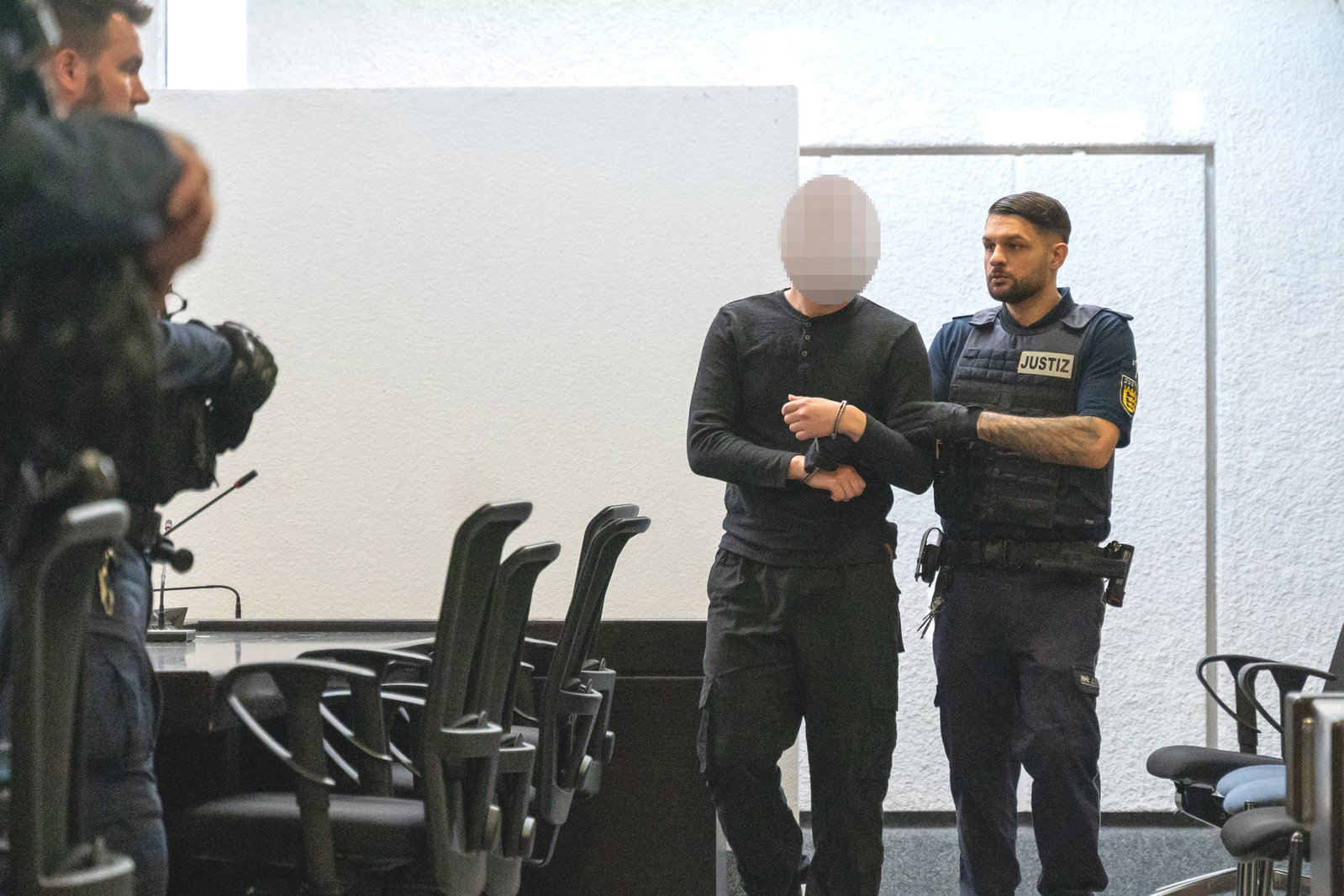 In Handschellen wurden die beiden Angeklagten in den Verhandlungssaal geführt. 