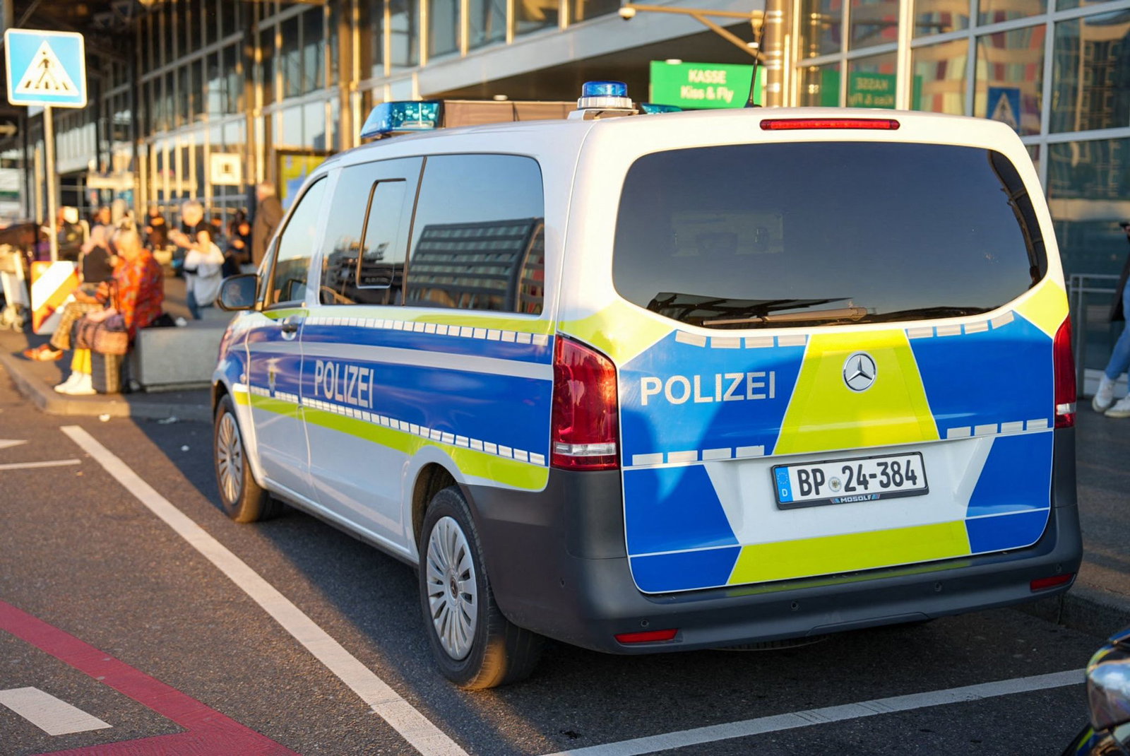 Nachdem der betroffene Bereich abgesucht wurde, habe eine Gefahrenlage ausgeschlossen werden können, hieß es von der Bundespolizei. 