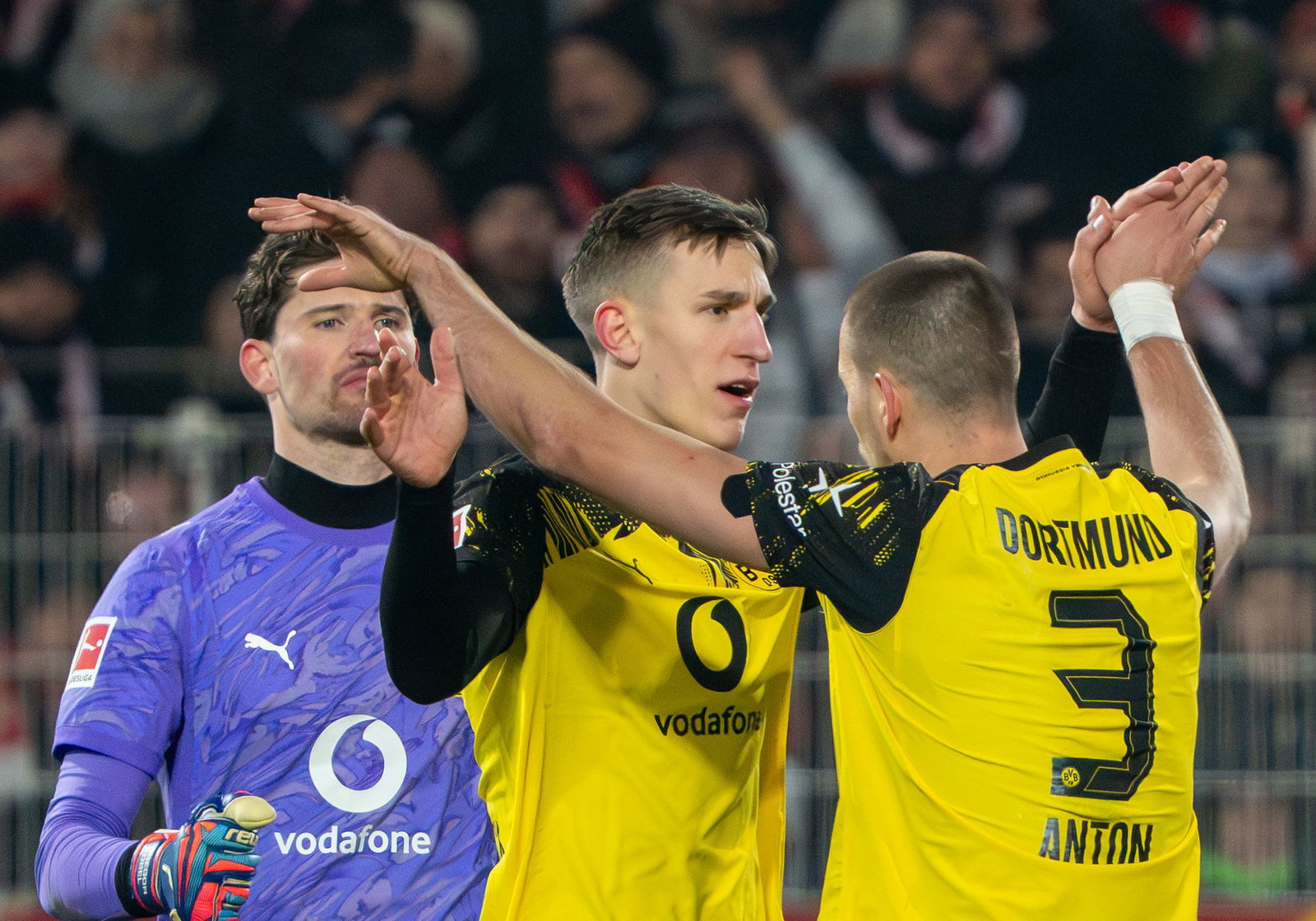 Auf dieses Trio kommt es an: Torwart Gregor Kobel, Nico Schlotterbeck und Waldemar Anton (v.l.) bilden das Dortmunder Abwehrbollwerk. (Archivbild)