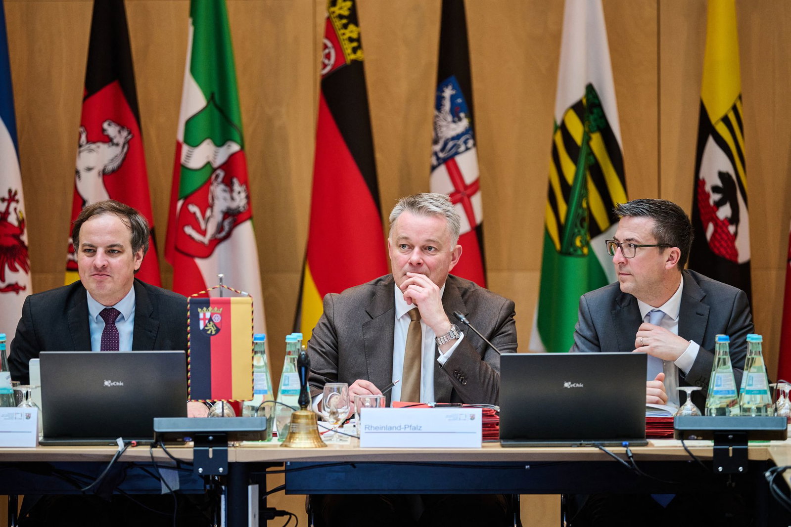 Der rheinland-pfälzische Ministerpräsident Gordon Schnieder (Mitte) hat den Vorsitz der Ministerpräsidentenkonferenz inne. 