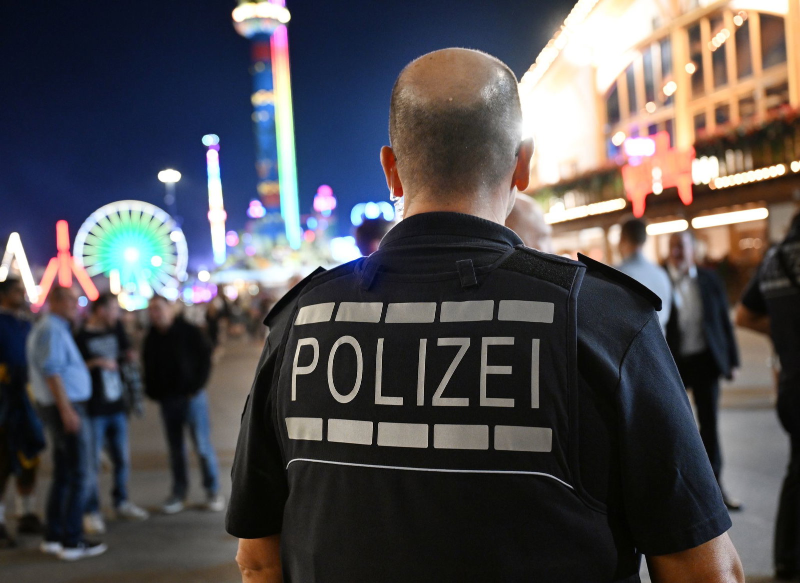 Der Schwerverletzte wurde auf den Wasen an die Polizei übergeben. (Symbolbild)