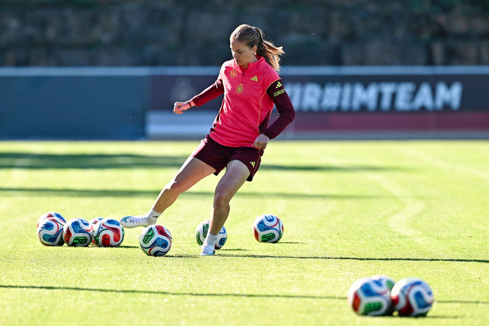 Mittelfeld-Ass Sjoeke Nüsken: Trainingsarbeit vor dem Spiel gegen Australien.