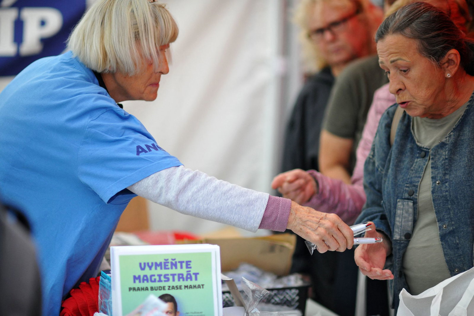 Bei einer Wahlkampfveranstaltung der rechtspopulistischen Partei ANO in Prag werden Werbemittel wie Kugelschreiber verteilt.