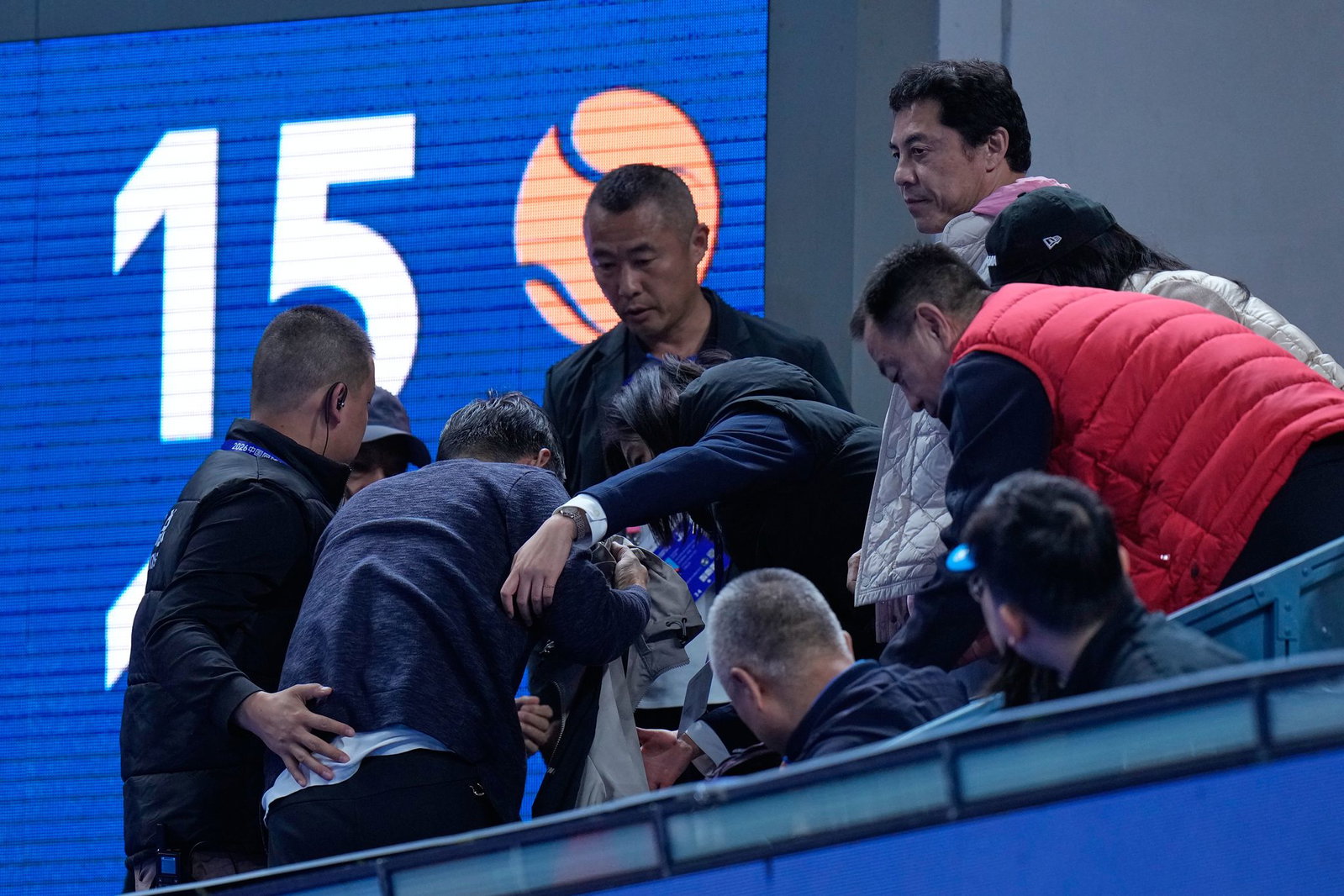 Helfer kümmern sich um einen Mann, der von einem Ball verletzt wurde, den der Russe Medwedew in die Zuschauerränge geschlagen hatte.