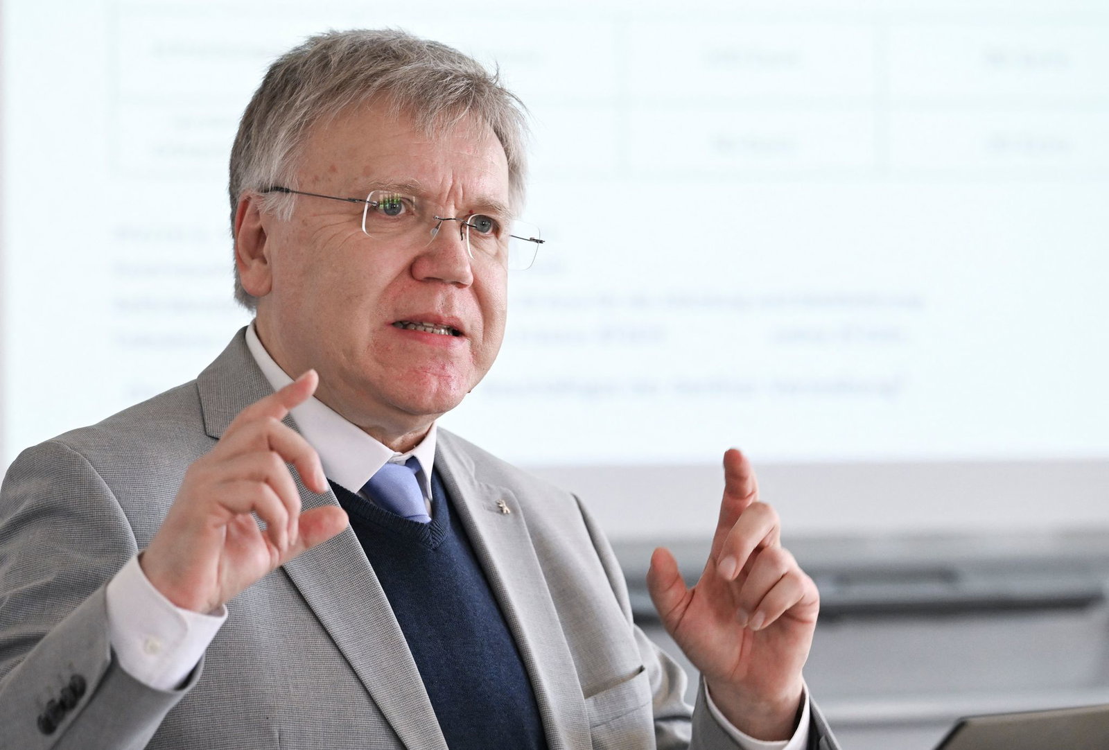 Berlins Landeswahlleiter Stephan Bröchler weist auf Konsequenzen der Nachzählung in einem Berliner Wahlkreis hin. (Archivbild) 