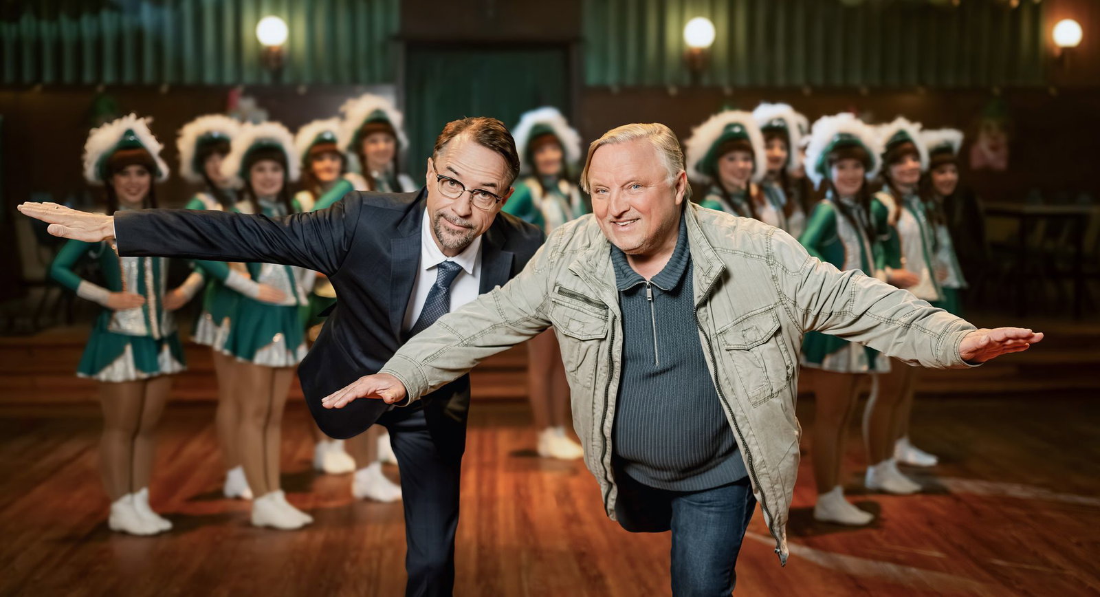 Kriminalhauptkommissar Frank Thiel (rechts, Axel Prahl) und Rechtsmediziner Professor Karl-Friedrich Boerne (Jan Josef Liefers) werden im «Tatort: Narrentanz» (15.11. im Ersten) in die Welt des westfälischen Karnevals katapultiert. (WDR-Handout)
