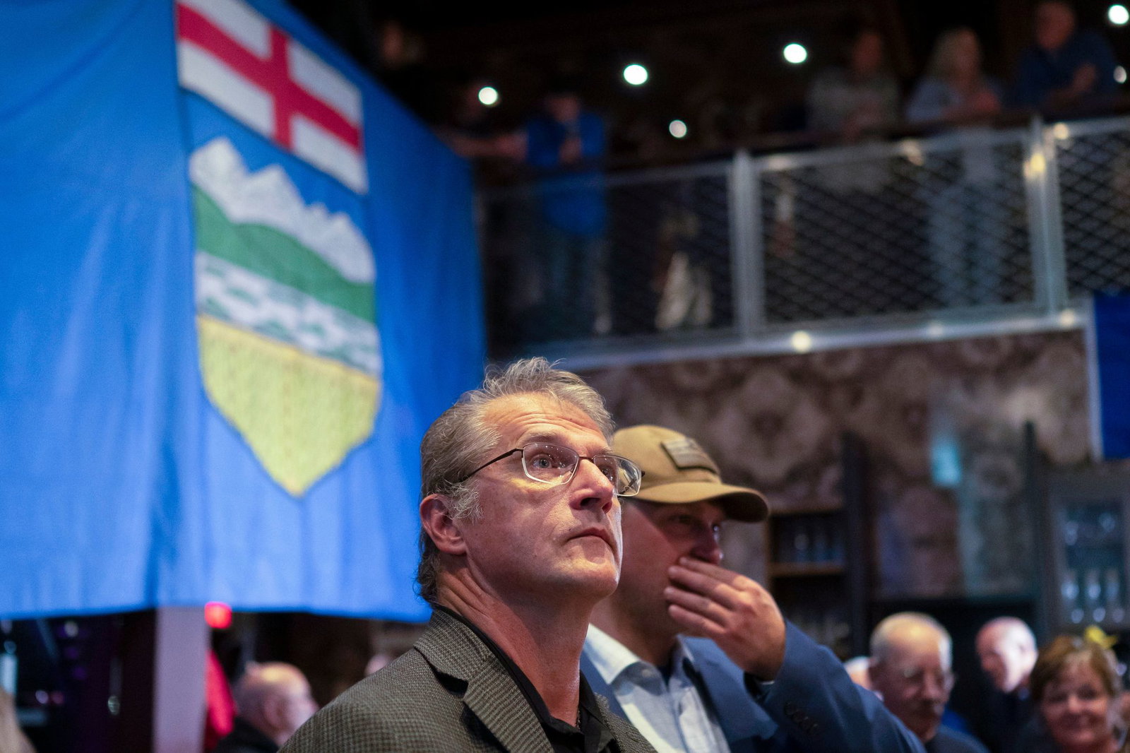 Anhänger des «Alberta Prosperity Project» verfolgen, wie die Ergebnisse des Referendums nach und nach bekanntgegeben werden.
