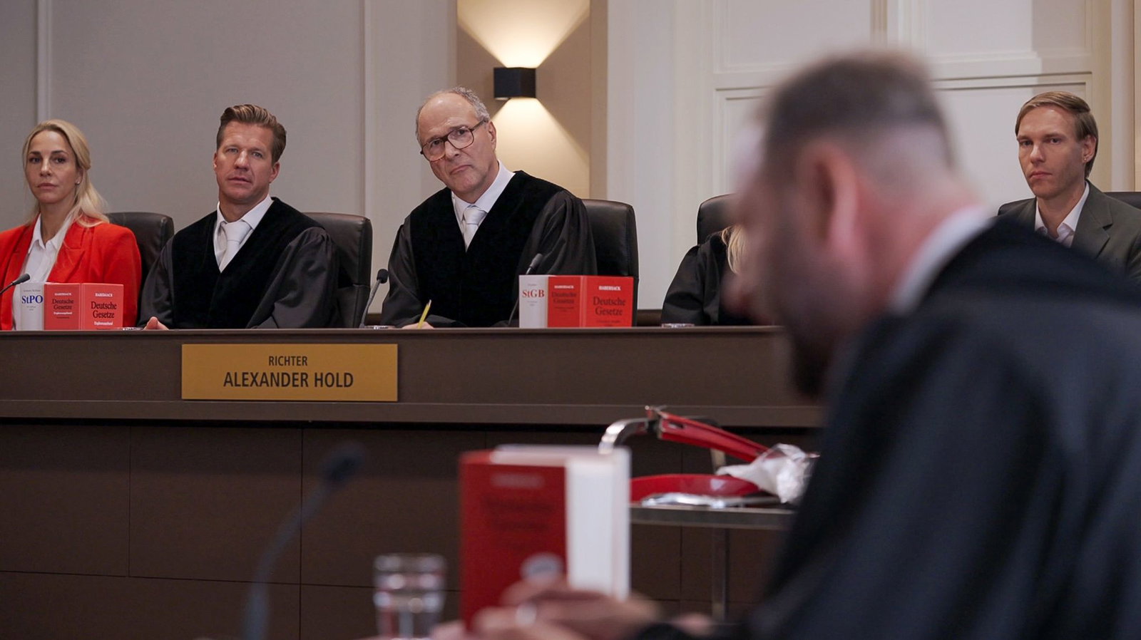 Wie früher werden ausgedachte Fälle pseudo-dokumentarisch verhandelt.