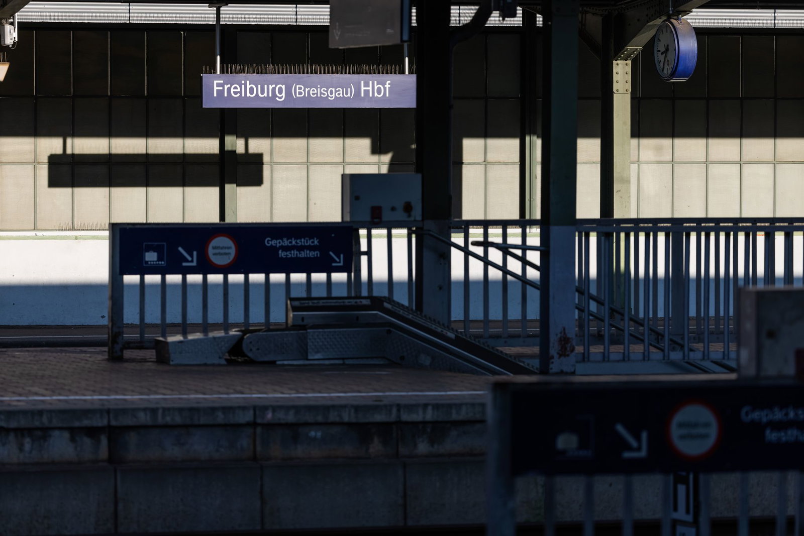 Wegen eines verdächtigen Rucksacks hat die Polizei den Bahnhof geräumt. (Archivbild)