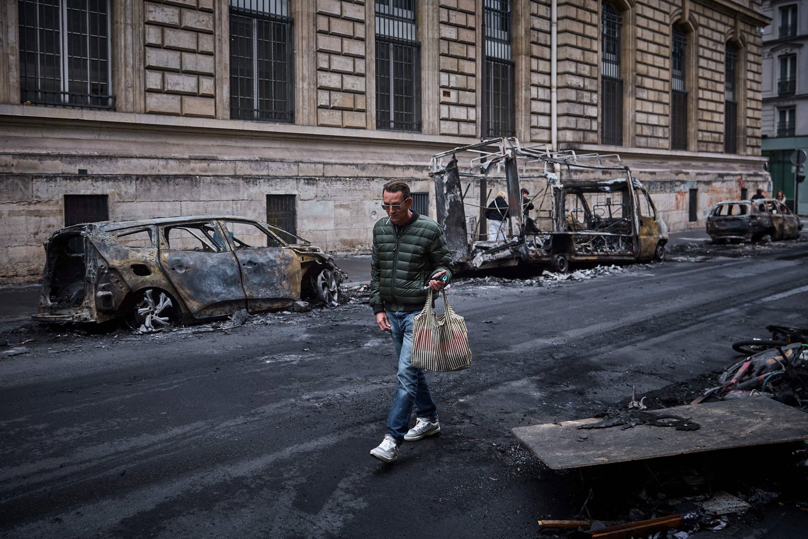 In Paris und anderen Städten hinterließen Randalierer eine Spur der Verwüstung.