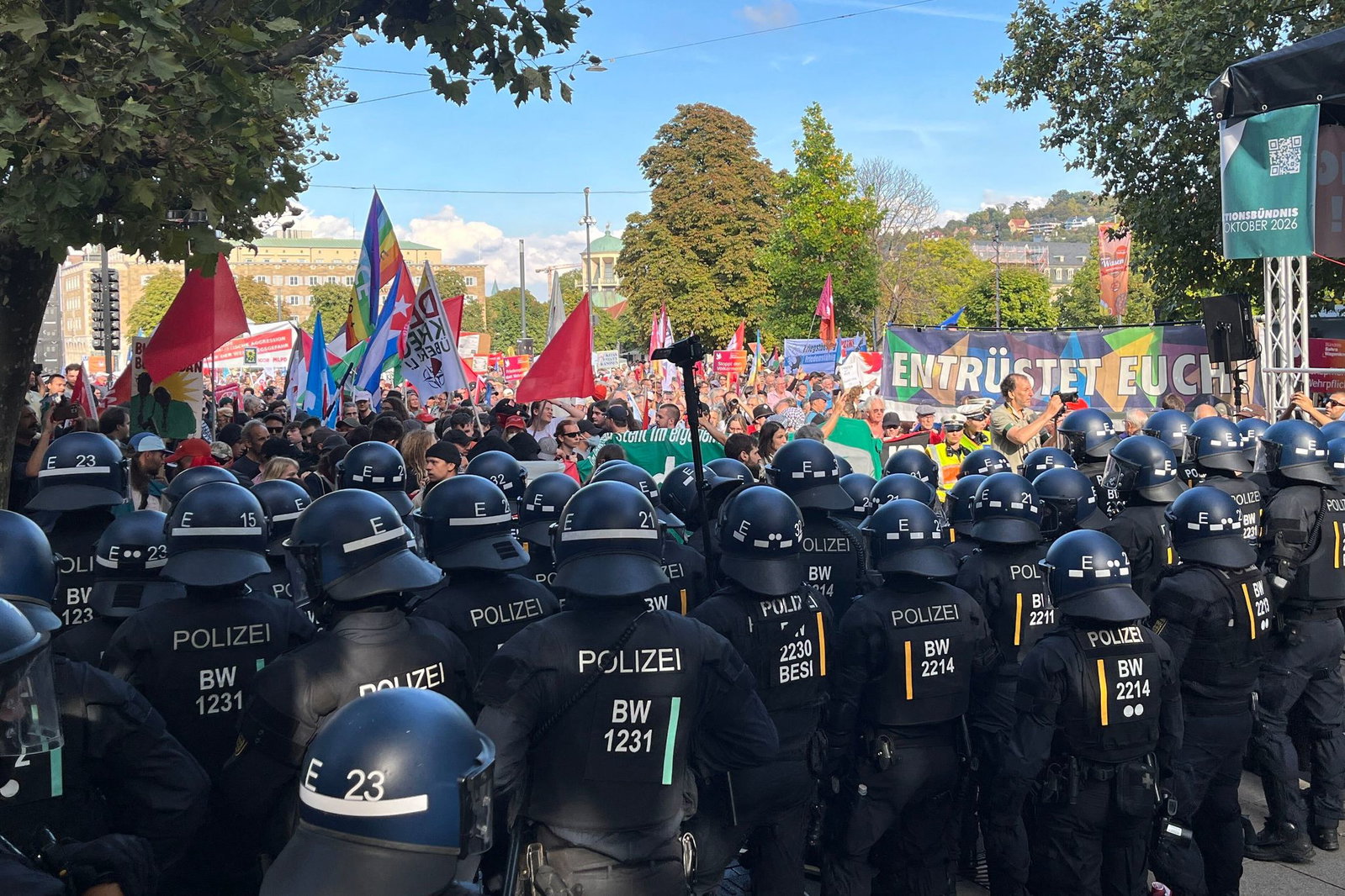Gegen einen Redebeitag gab es Sprechchöre, die Polizei zeigte Präsenz an der Rednerbühne. 