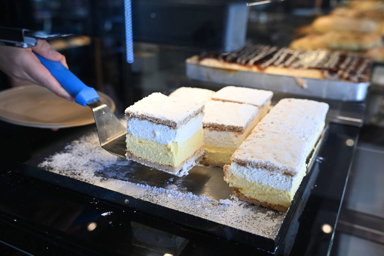 Die Vanillecreme-Schnitte ist auch ein beliebter Klassiker. 