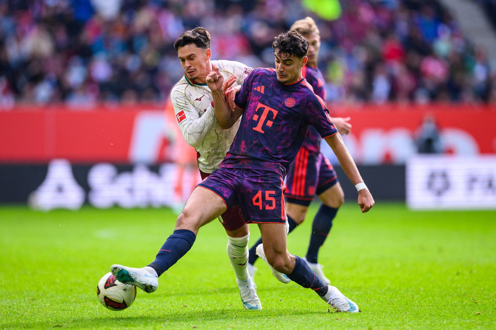 Die Augsburger um Fabian Rieder (l) verlangen den Bayern-Stars wieder alles ab.