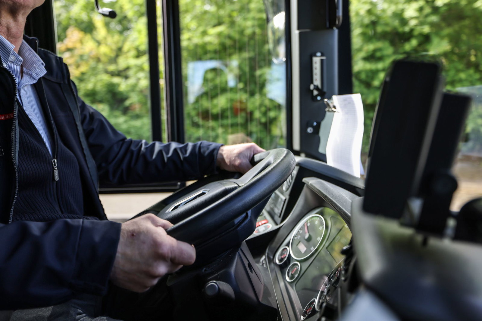 Glimpflich ausgegangen ist der Unfall eines Schulbusses in Böhmenkirch für 40 Kinder. (Symbolbild)