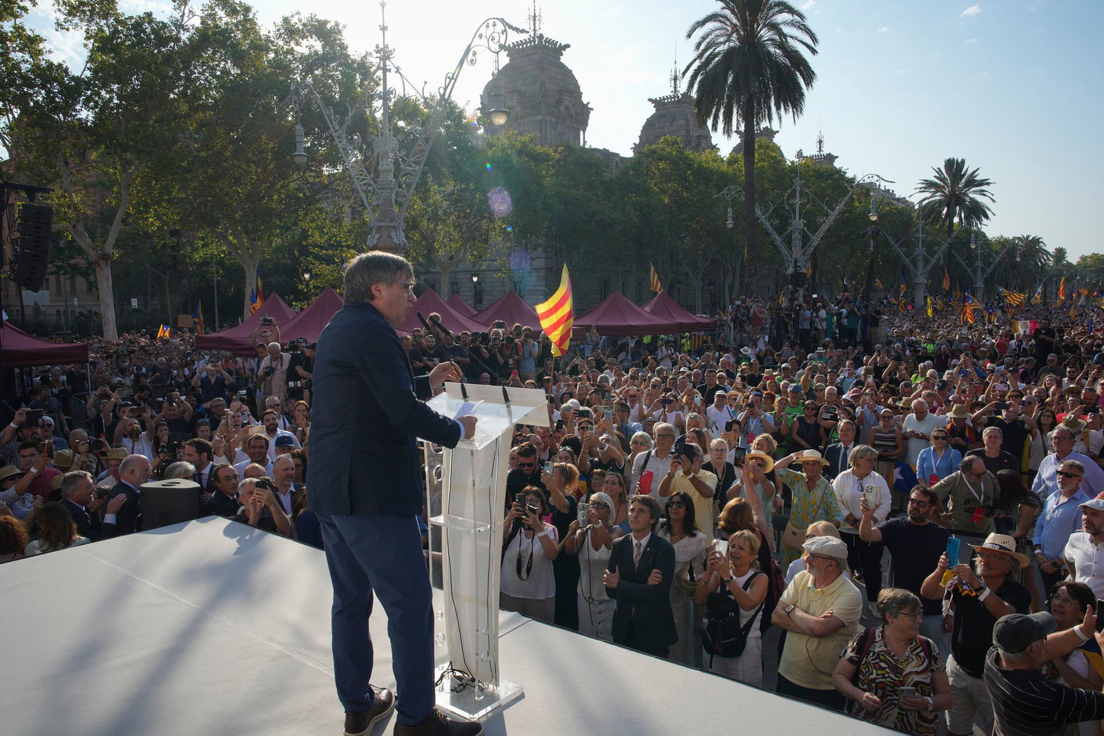 Vor gut zwei Jahren tauchte Puigdemont überraschend trotz Haftbefehl zu einem Kurzauftritt in Barcelona auf. (Archivbild)