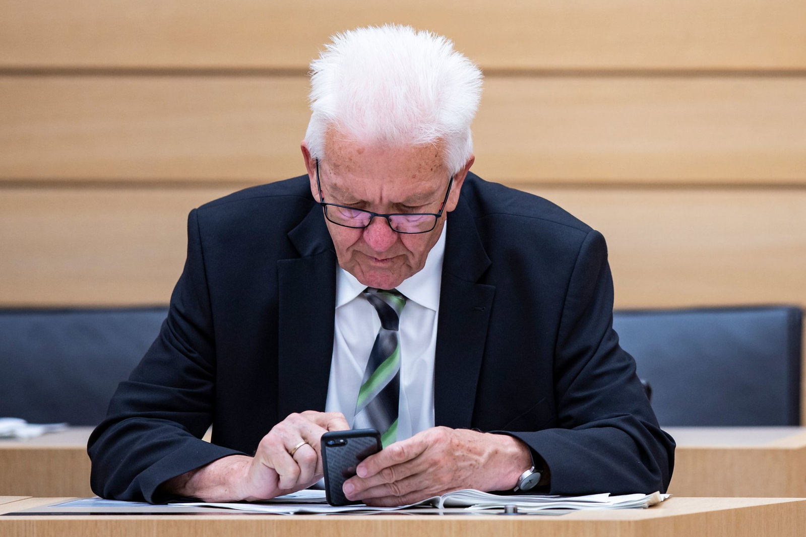 Immer die blöde Technik! Auch im Landtag in seiner Zeit als Ministerpräsident war Kretschmann nicht nur im Flugmodus. (Archivbild)