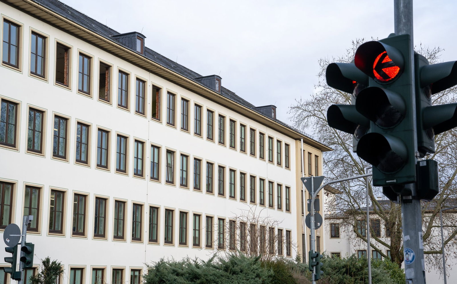 Ein 19-Jähriger muss sich nun in Trier wegen Mordes und Totschlags verantworten. (Symbolbild)