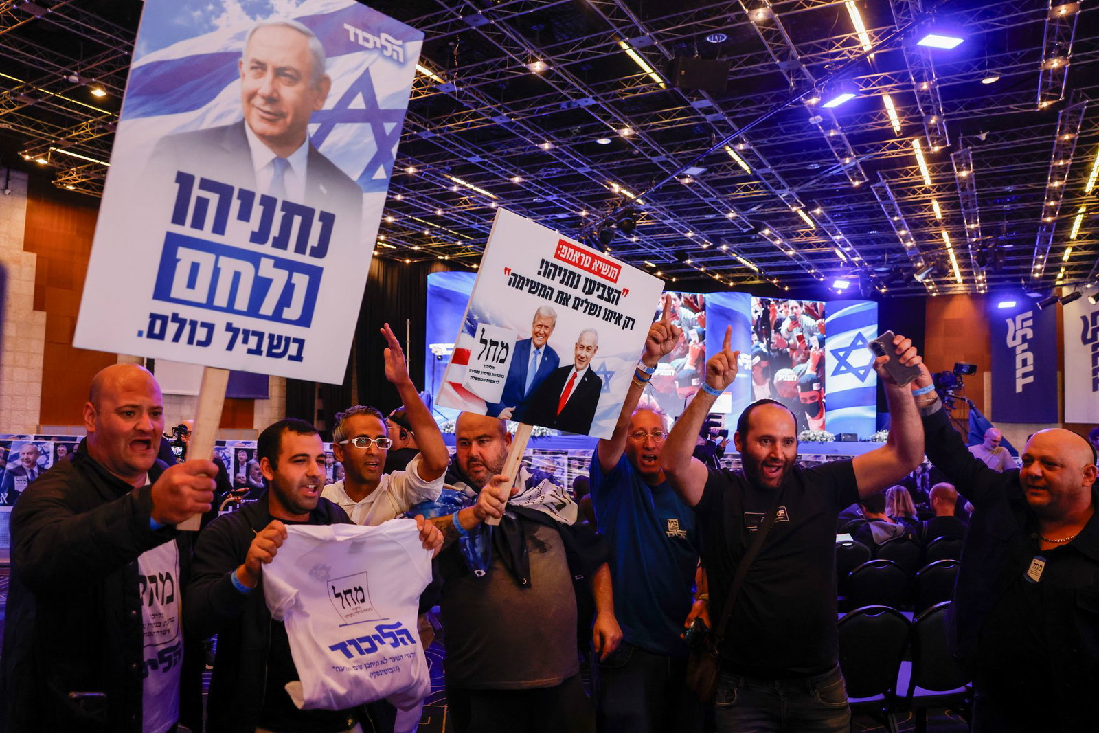 Anhänger der Likud-Partei von Regierungschef Benjamin Netanjahu feiern, weil erste Prognosen die Partei vorne sehen. 