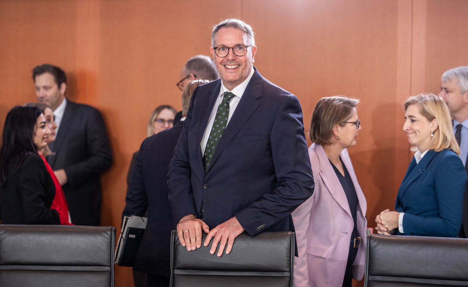 Alexander Schweitzer (SPD) bei seiner ersten Teilnahme an einer Kabinettssitzung im Kanzleramt.