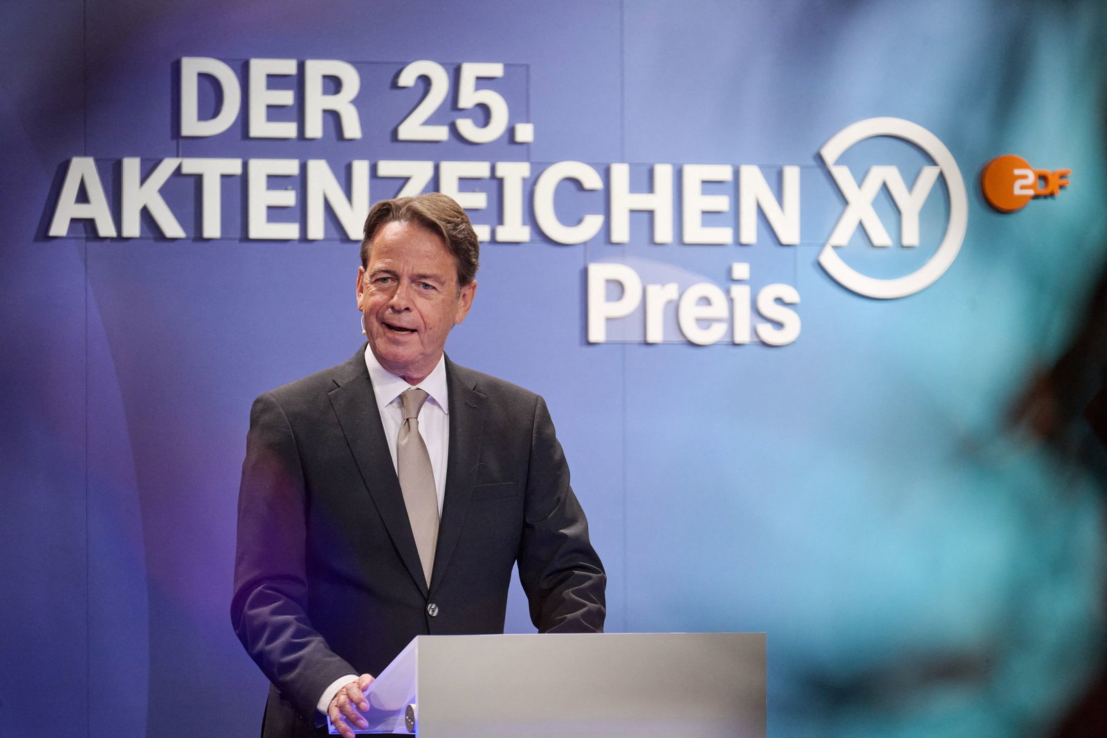 Moderator Rudi Cerne spricht während der 25. Verleihung der XY-Preise.