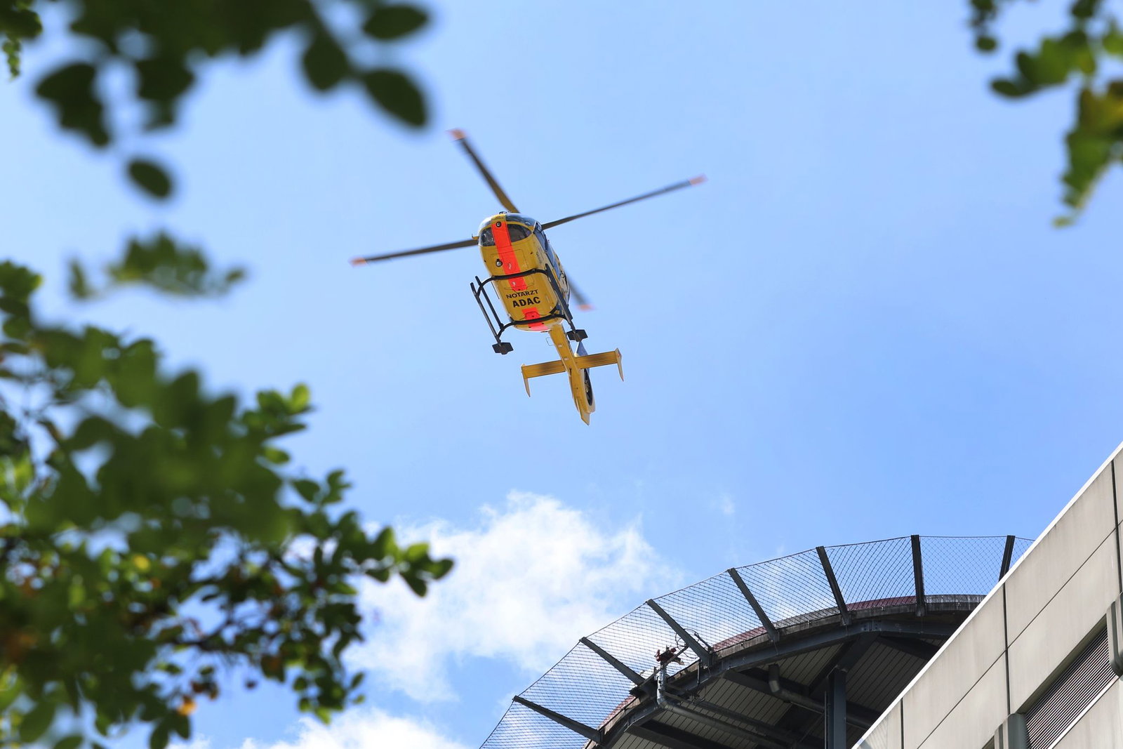 Ein Rettungshubschrauber flog den Schwerverletzten ins Krankenhaus. (Symbolbild)