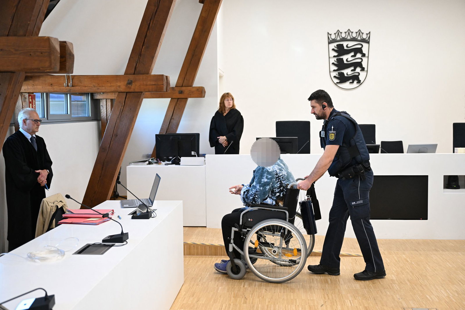 Heute sitzt der Angeklagte im Rollstuhl und ist auf ein Sauerstoffgerät angewiesen. 