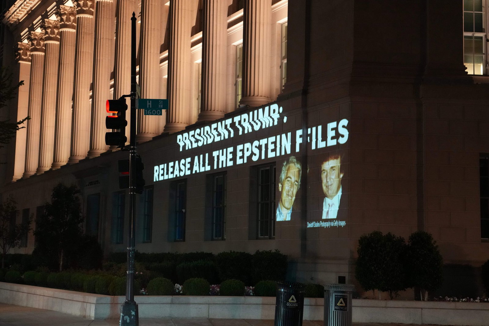 Das Gezerre rund um die Veröffentlichung der Epstein-Akten hat US-Präsident Trump unter Druck gesetzt. (Archivbild)