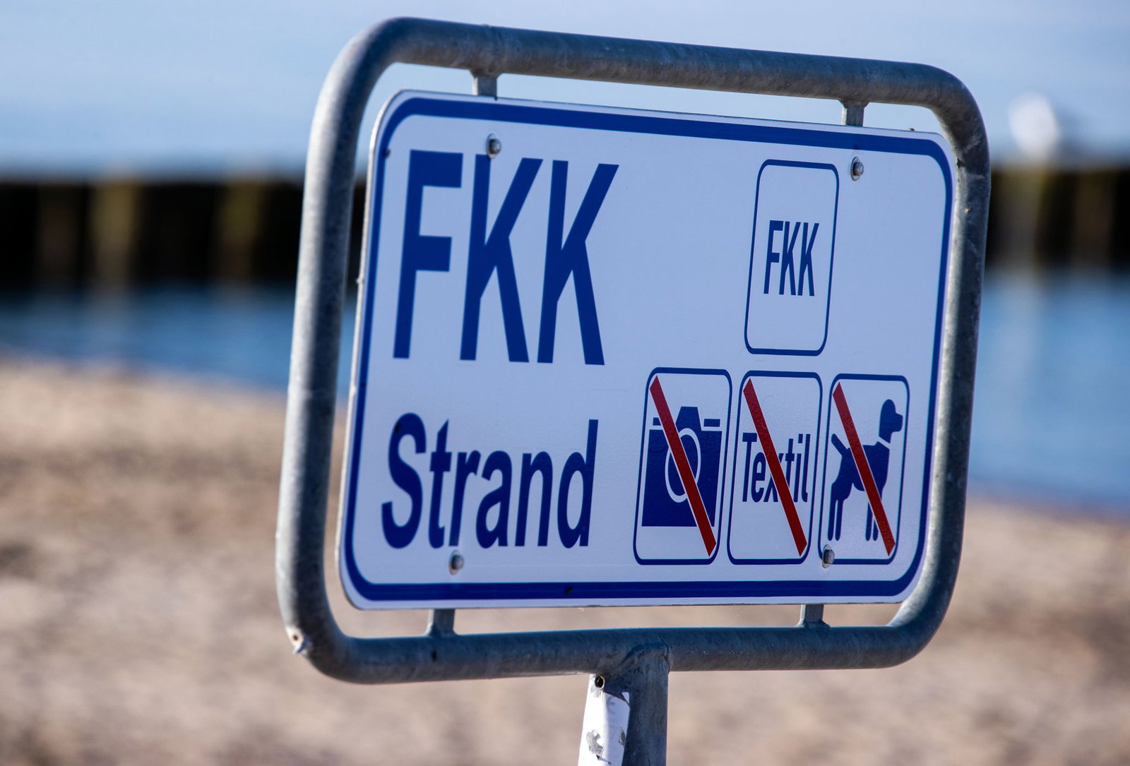 Wenn jemand nackt am Strand liegt, bedeutet das nicht, dass sie oder er dort fotografiert werden darf. (Symbolbild)