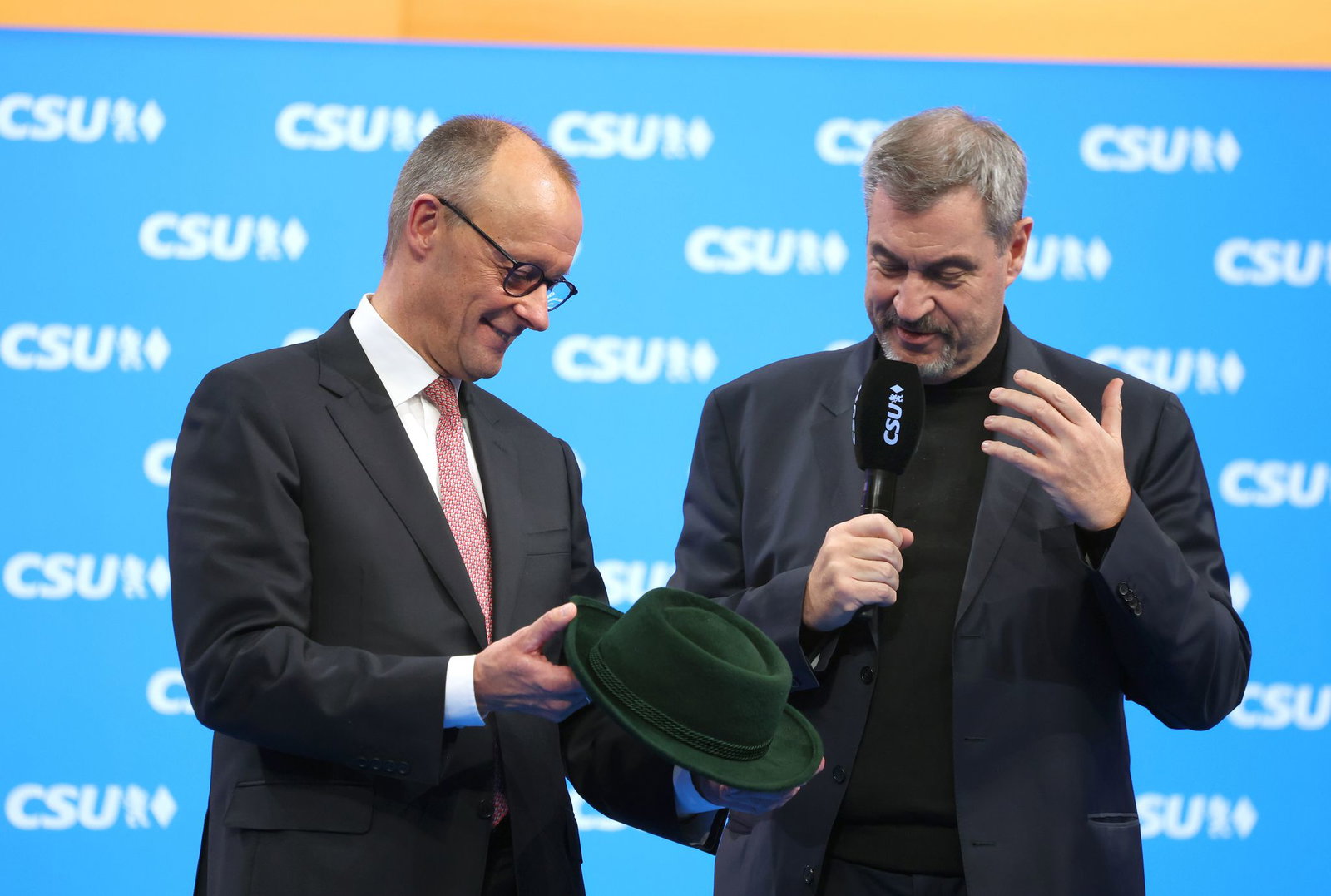 Beim letzten CSU-Parteitag bekam Merz einen Trachtenhut. Was bekommt er diesmal - außer Druck in der P-Frage?