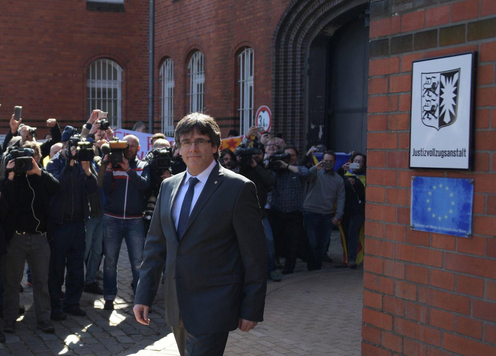 2018 wurde Puigdemont wegen eines spanischen Haftbefehls kurzzeitig in Schleswig-Holstein festgenommen. Nach 13 Tagen konnte er damals die Justizvollzugsanstalt in Neumünster wieder verlassen.