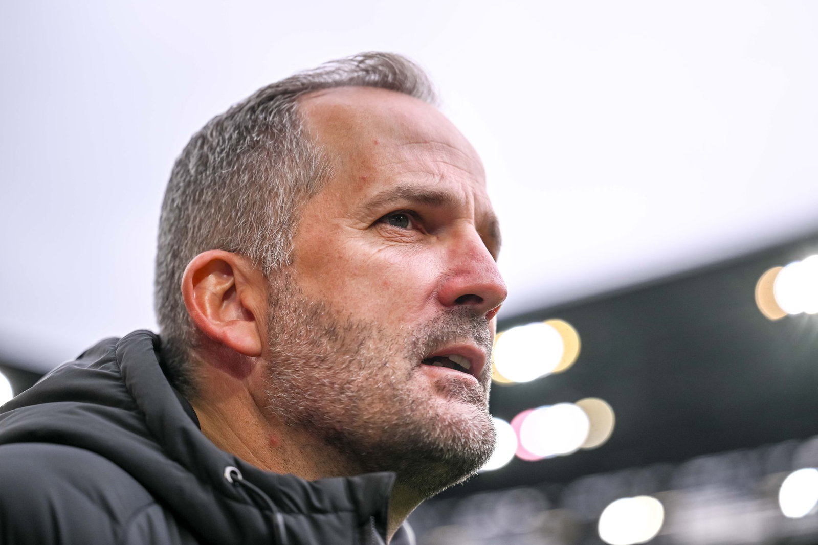 Manuel Baum könnte mit dem FC Augsburg noch weiter oben stehen. (Archivbild)
