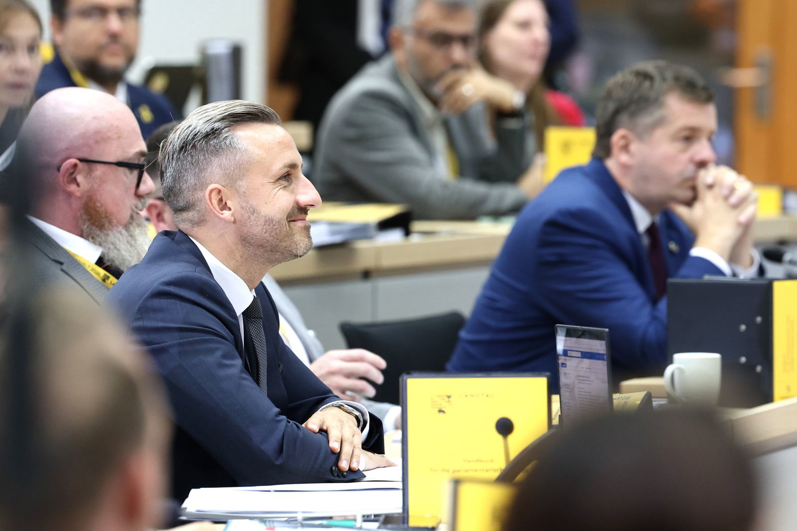 Die AfD in Sachsen-Anhalt hat derzeit gut lachen: Spitzenkandidat Ulrich Siegmund (2. von links) will sich im Dezember zum Ministerpräsidenten wählen lassen. (Archivfoto)