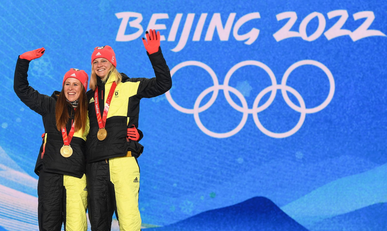 Victoria Carls größter Moment: Olympia-Gold 2022 im Teamsprint mit Katharina Hennig (l). (Archivbild)