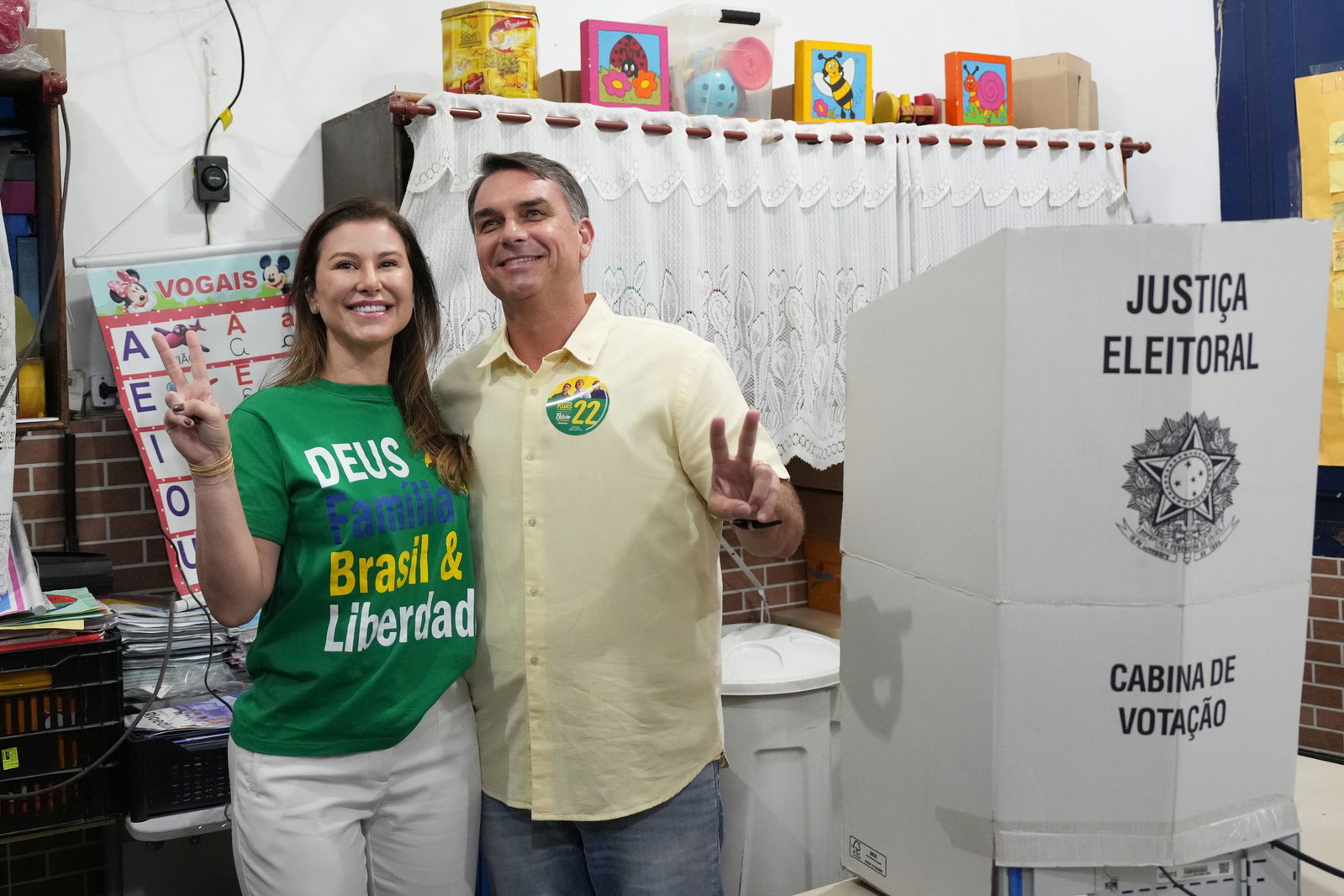 Präsidentschaftskandidat Flávio Bolsonaro gibt seine Stimme ab.
