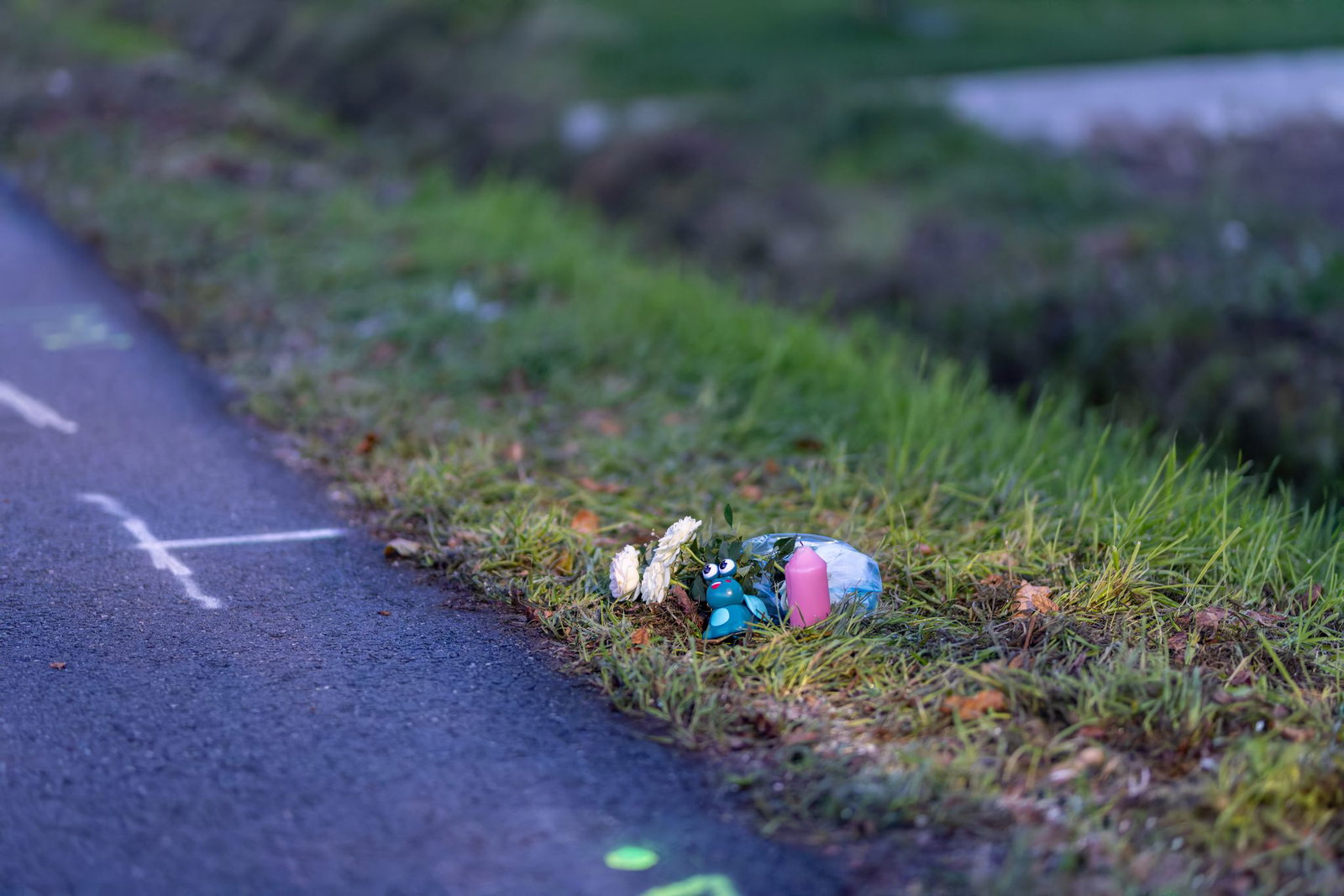 Ein kleines Blumengesteck liegt am Straßenrand.