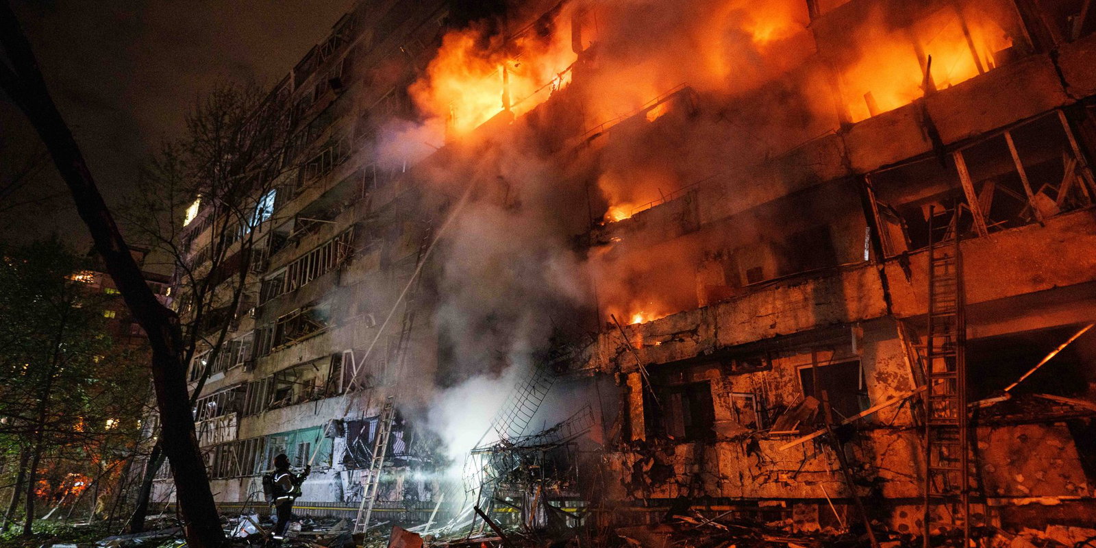 Ein Wohngebäude in Kiew brennt nach russischen Angriffen in der Nacht. 