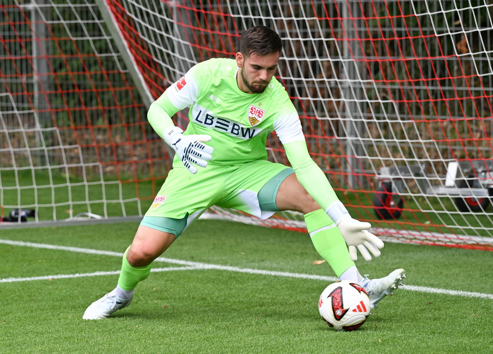 Steht vor seinem Bundesliga-Debüt: VfB-Keeper Dennis Seimen. (Archivbild)