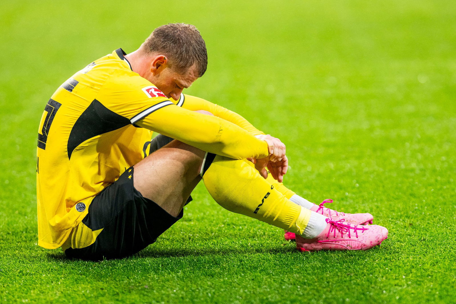 BVB-Profi Julian Ryerson saß nach dem nächsten Rückschlag enttäuscht auf dem Rasen.