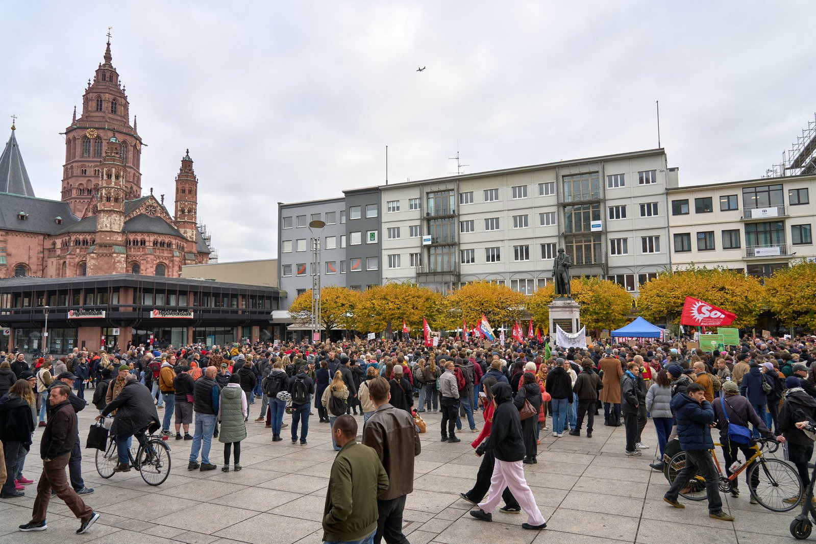 In der Nähe des Mainzer Doms versammelten sich Hunderte Demonstranten.