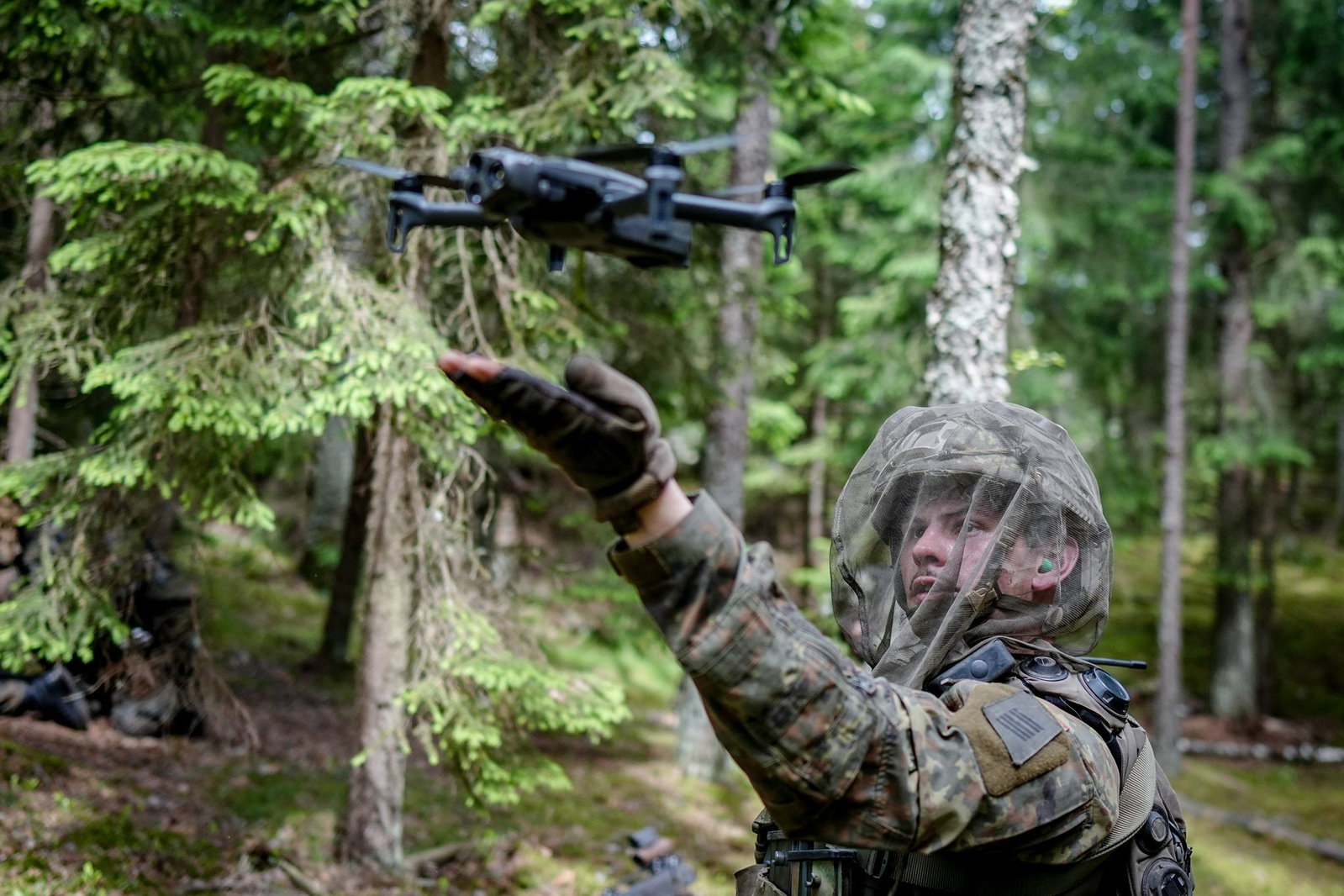 Ein Bundeswehrsoldat startet eine Aufklärungsdrohne . (Archivbild)