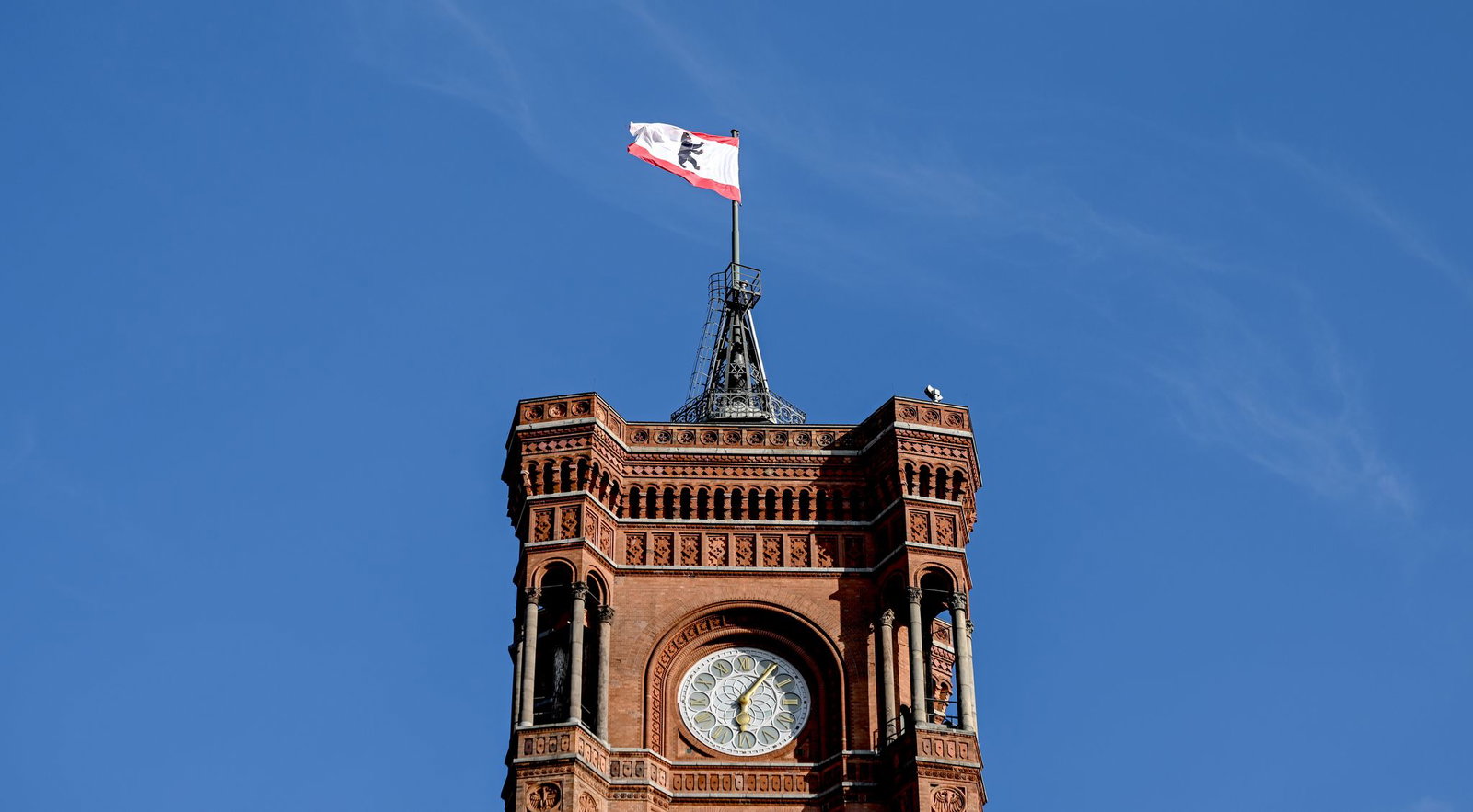 Wer künftig im Roten Rathaus in Berlin-Mitte regiert, bleibt vorerst weiter offen. (Symbolbild)